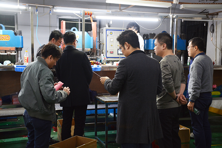 参观草莓视频色板APP官网下载生产车间2