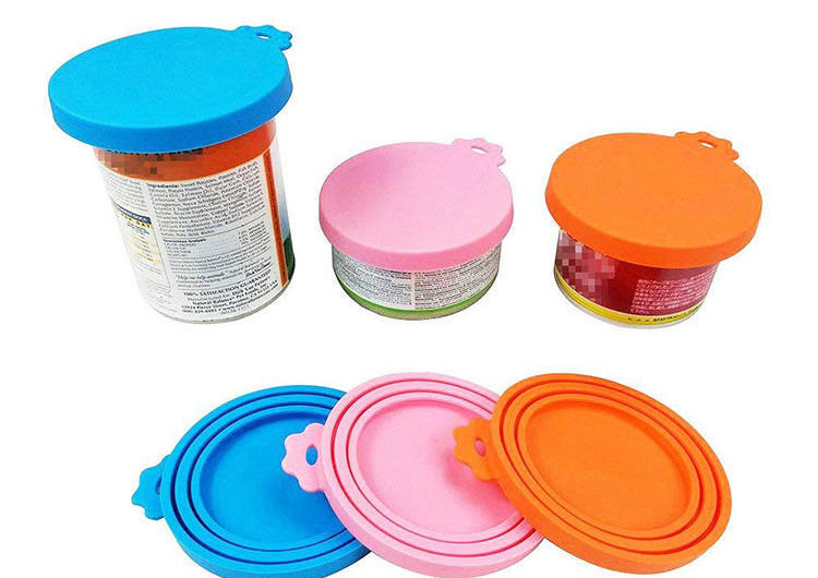 硅胶罐头盖-食品级硅胶宠物罐头盖定制厂家电话-东莞硅胶罐头盖工厂批发价格，盖子有三种尺寸大小，可以盖不同大小的罐头，是连在一起的哈，不是分开的哟，直接整个套在打开的猫罐头上就可以啦，用起来也非常方便。盖上之后就不怕罐头坏啦，第二天照样可以打开，可以继续享受美味， 还有配套的小勺子，用来挖湿粮什么的可方便咯~~采用硅胶材料精制而成，无毒无害，产品设计精巧，不易变形，很软的手感，不是那种硬邦邦的，密封性更好。 